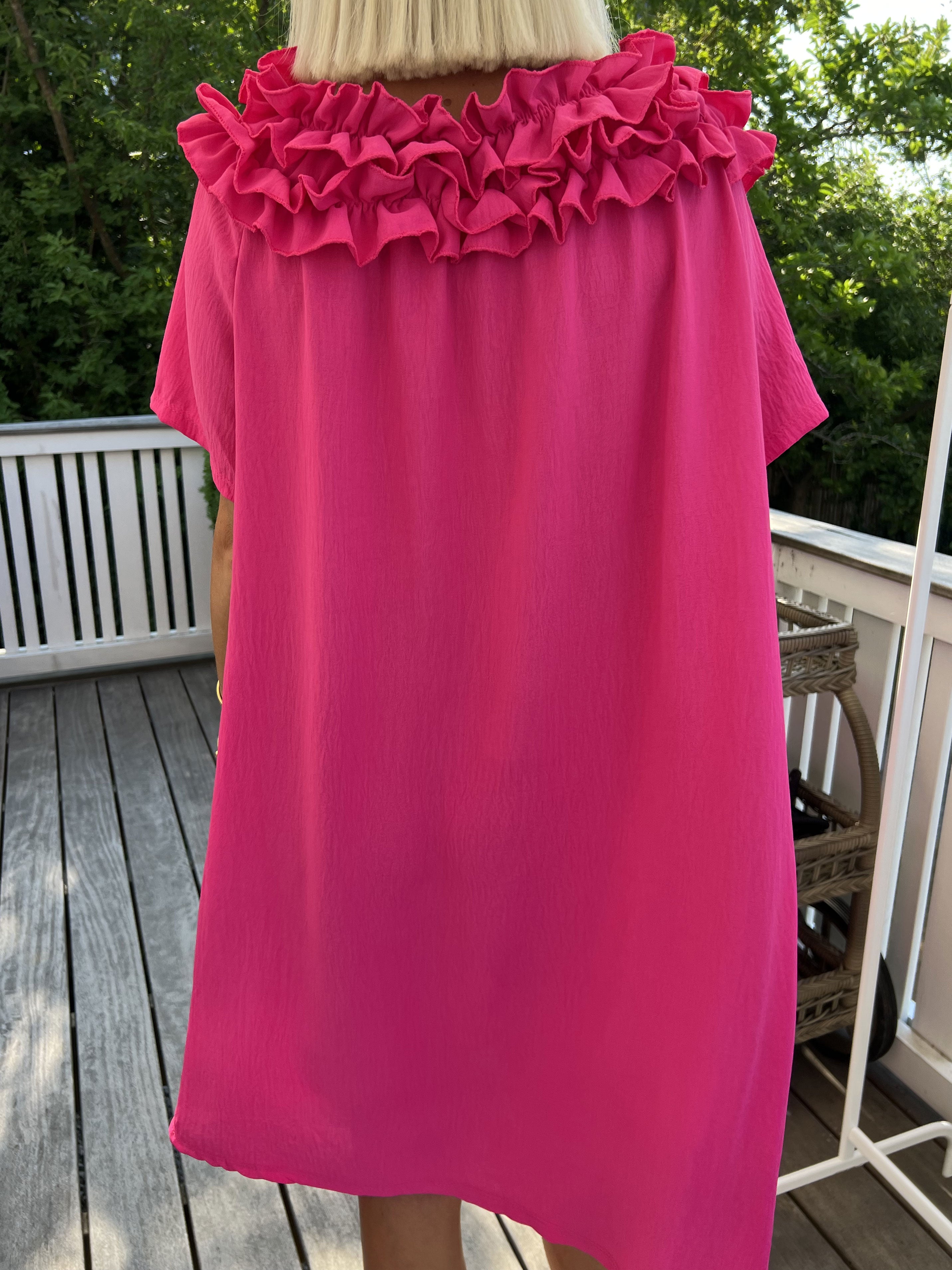 Chili Sleeveless Dress - Fineste kjole med flæser i udskæringen